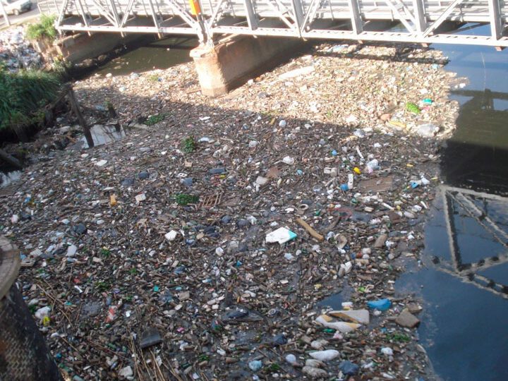 rio contaminado con basura y desechos industriales 1
