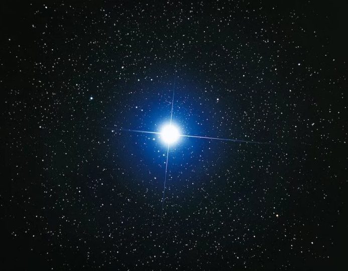 una estrella brillante en el cielo nocturno
